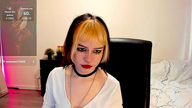 Snapshot of LiyaLuna chatting on November 2025 11:21:02 AM LiyaLuna online show from November 2025 11:21:02 AM