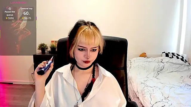 Snapshot of LiyaLuna chatting on November 2025 10:48:02 AM LiyaLuna online show from November 2025 10:48:02 AM