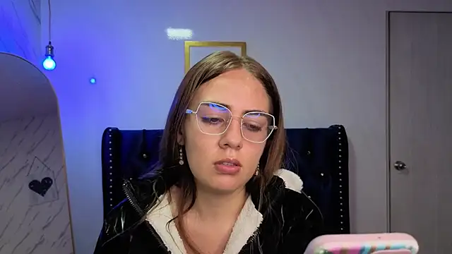 Snapshot of Luna_Star_v chatting on November 2025 01:11:02 PM Luna Star v online show from November 2025 01:11:02 PM