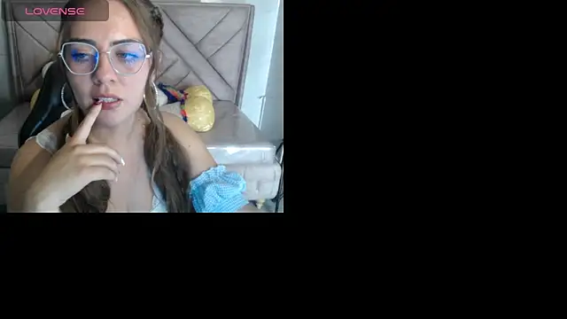 Snapshot of Luna_Star_v chatting on November 2025 03:07:01 AM Luna Star v online show from November 2025 03:07:01 AM