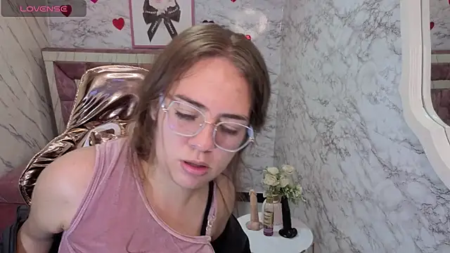 Snapshot of Luna_Star_v chatting on November 2025 08:38:02 PM Luna Star v online show from November 2025 08:38:02 PM