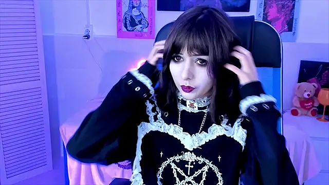 Snapshot of CrystallBloom chatting on September 2025 01:33:02 AM CrystallBloom online show from September 2025 01:33:02 AM