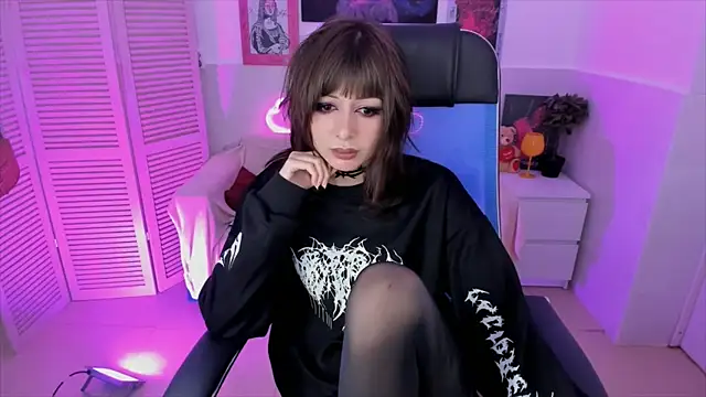 Snapshot of CrystallBloom chatting on November 2025 04:07:01 PM CrystallBloom online show from November 2025 04:07:01 PM