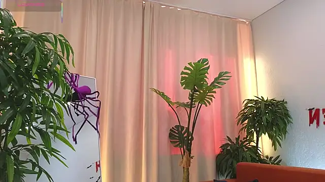 Snapshot of AliciaMellow chatting on October 2025 04:38:01 AM AliciaMellow online show from October 2025 04:38:01 AM