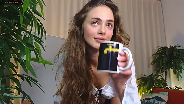 Snapshot of AliciaMellow chatting on November 2025 03:38:02 AM AliciaMellow online show from November 2025 03:38:02 AM