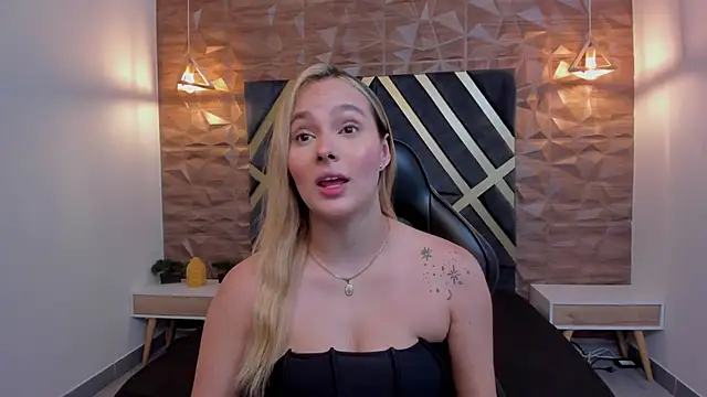 Emmaa white  online show from December 2025 05:19:02 PM