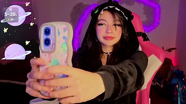 larah uwu online show from March 2026 09:20:01 PM