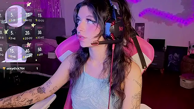 larah uwu online show from April 2026 08:28:02 PM