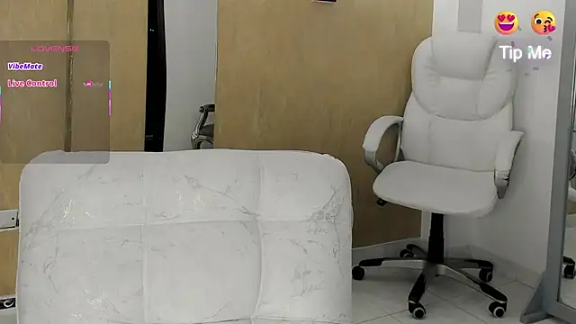 Snapshot of hellen_tease chatting on November 2025 02:01:02 AM hellen tease online show from November 2025 02:01:02 AM