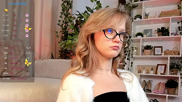 Snapshot of Kara_smalltits chatting on September 2025 11:37:02 AM Kara smalltits online show from September 2025 11:37:02 AM