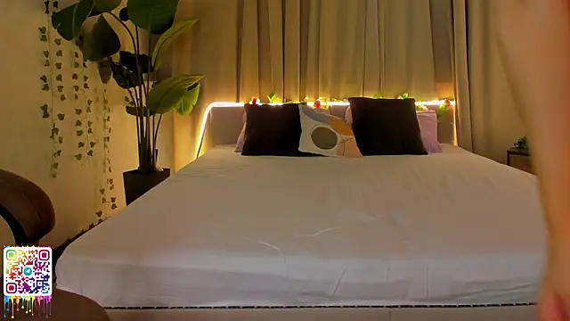 FlirtyAura online show from April 2026 11:49:01 AM