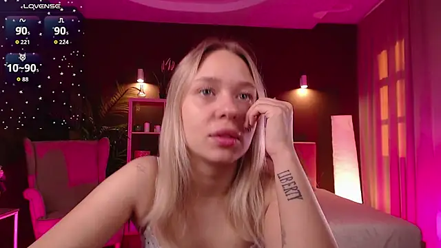 Snapshot of Pooja_Hegde chatting on September 2025 01:10:01 AM Pooja Hegde online show from September 2025 01:10:01 AM