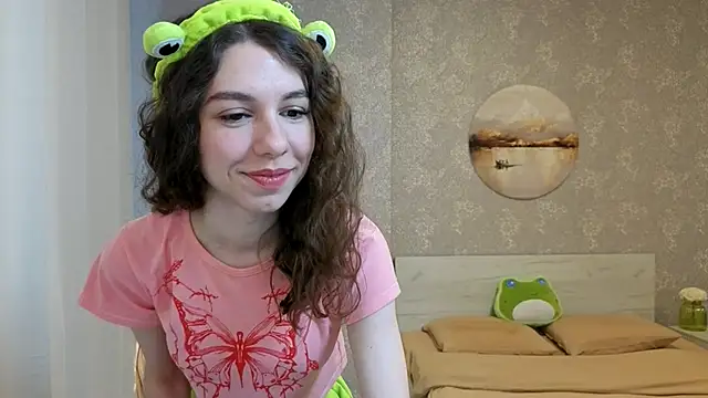 Snapshot of KellyShines chatting on April 2026 06:17:01 AM KellyShines online show from April 2026 06:17:01 AM