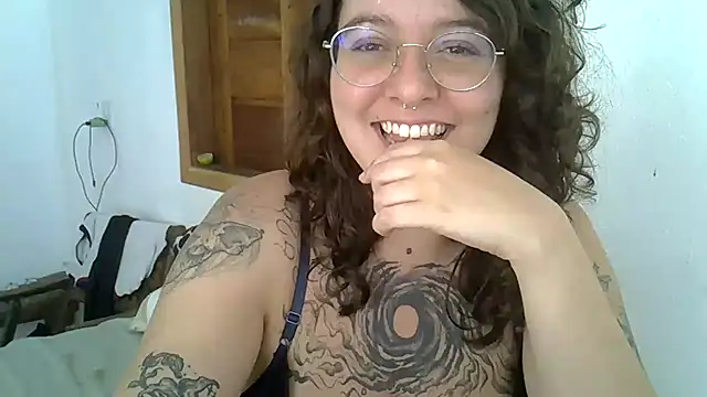 Snapshot of Blue_Liz chatting on November 2025 06:59:02 PM Blue Liz online show from November 2025 06:59:02 PM