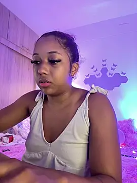 Snapshot of _Zahara_ chatting on April 2026 12:00:01 AM Zahara online show from April 2026 12:00:01 AM