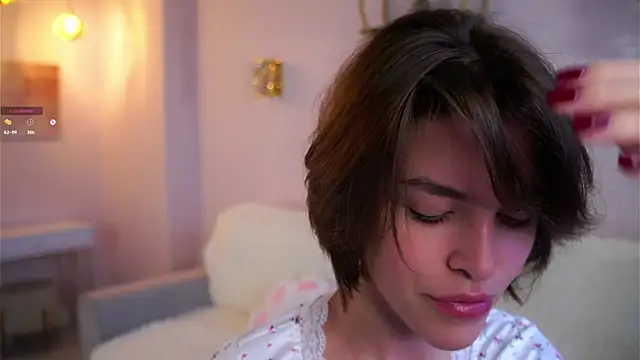 Snapshot of EleneButton chatting on October 2025 01:25:02 AM EleneButton online show from October 2025 01:25:02 AM