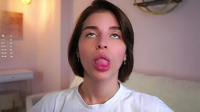 Snapshot of EleneButton chatting on October 2025 01:25:01 AM EleneButton online show from October 2025 01:25:01 AM