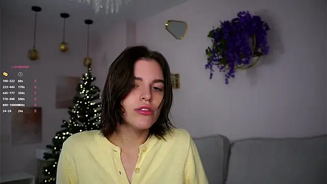 Snapshot of EleneButton chatting on December 2025 01:02:02 AM EleneButton online show from December 2025 01:02:02 AM