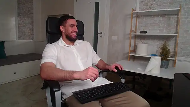 Snapshot of IvanHydee chatting on November 2025 05:42:02 AM IvanHydee online show from November 2025 05:42:02 AM