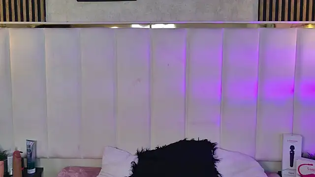 Snapshot of ChloeJoness_ chatting on November 2025 08:40:01 PM ChloeJoness online show from November 2025 08:40:01 PM