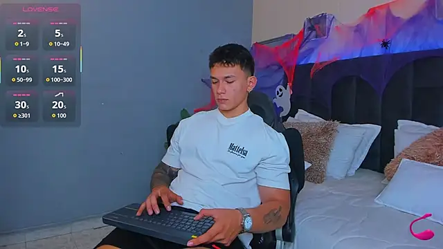 Snapshot of Thomas_moon chatting on October 2025 12:23:02 PM Thomas moon online show from October 2025 12:23:02 PM