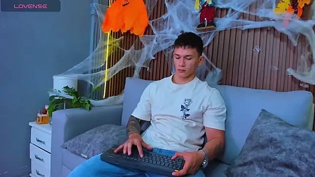 Snapshot of Thomas_moon chatting on October 2025 11:23:02 AM Thomas moon online show from October 2025 11:23:02 AM