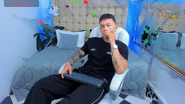 Snapshot of Thomas_moon chatting on October 2025 12:17:02 PM Thomas moon online show from October 2025 12:17:02 PM