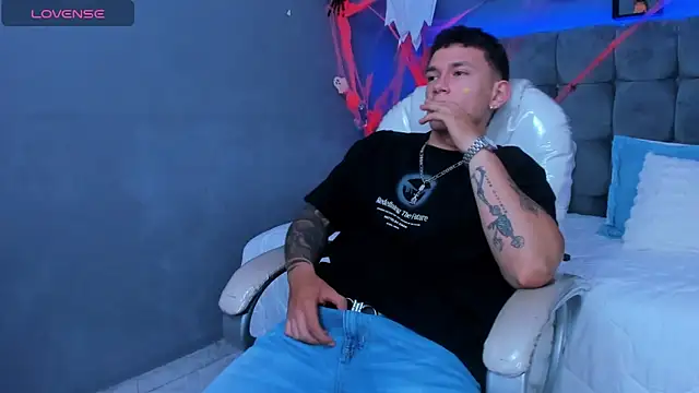 Snapshot of Thomas_moon chatting on November 2025 09:27:02 PM Thomas moon online show from November 2025 09:27:02 PM