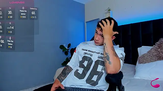 Snapshot of Thomas_moon chatting on November 2025 10:27:01 AM Thomas moon online show from November 2025 10:27:01 AM