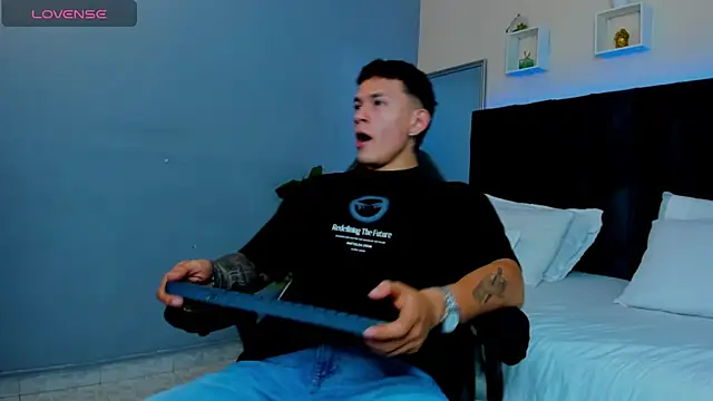 Snapshot of Thomas_moon chatting on November 2025 12:49:01 PM Thomas moon online show from November 2025 12:49:01 PM