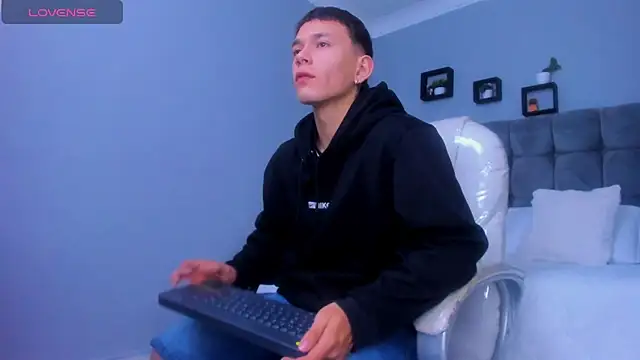 Snapshot of Thomas_moon chatting on December 2025 12:36:02 PM Thomas moon online show from December 2025 12:36:02 PM