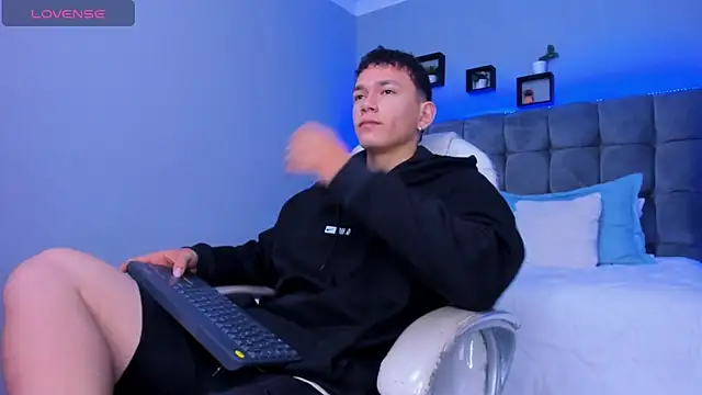 Snapshot of Thomas_moon chatting on December 2025 12:58:02 PM Thomas moon online show from December 2025 12:58:02 PM