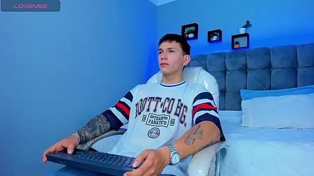 Snapshot of Thomas_moon chatting on December 2025 12:54:01 PM Thomas moon online show from December 2025 12:54:01 PM