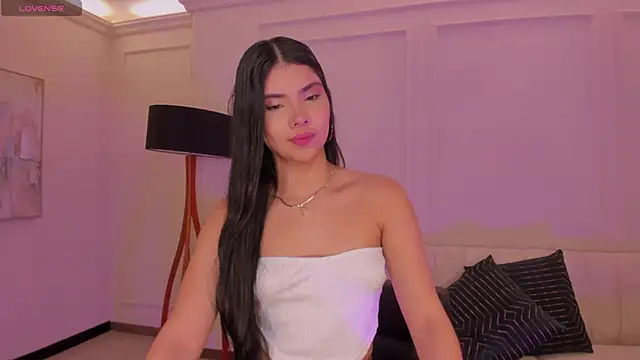 MiaLaurence online show from November 2025 11:43:02 AM