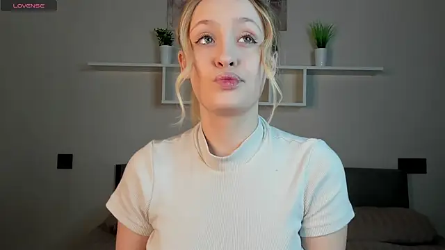 Snapshot of Julliakoill chatting on November 2025 06:23:01 AM Julliakoill online show from November 2025 06:23:01 AM