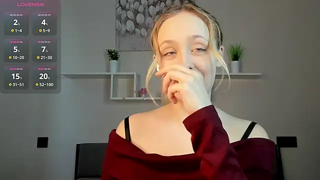 Snapshot of Julliakoill chatting on November 2025 08:03:02 AM Julliakoill online show from November 2025 08:03:02 AM