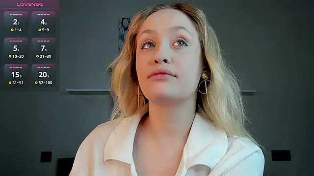 Snapshot of Julliakoill chatting on November 2025 08:03:01 AM Julliakoill online show from November 2025 08:03:01 AM