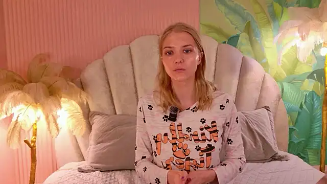 Snapshot of 4example_Chloe chatting on June 2026 05:39:01 AM 4example Chloe online show from June 2026 05:39:01 AM