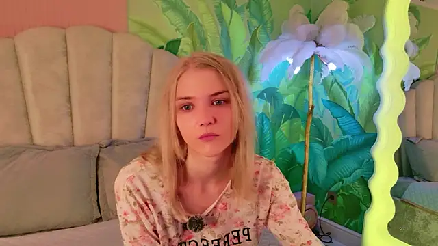 Snapshot of 4example_Chloe chatting on June 2026 05:43:02 AM 4example Chloe online show from June 2026 05:43:02 AM