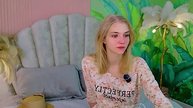 Snapshot of 4example_Chloe chatting on June 2026 05:35:01 AM 4example Chloe online show from June 2026 05:35:01 AM