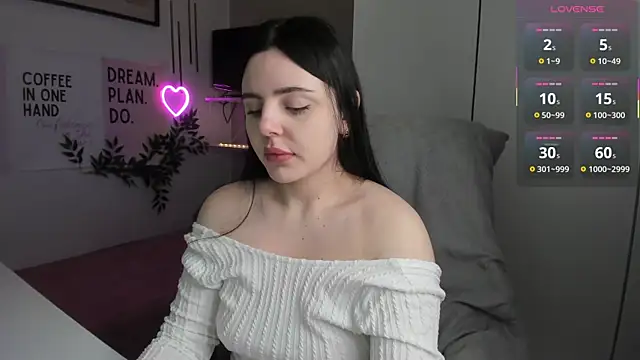 LiaWoow online show from November 2025 08:47:02 AM