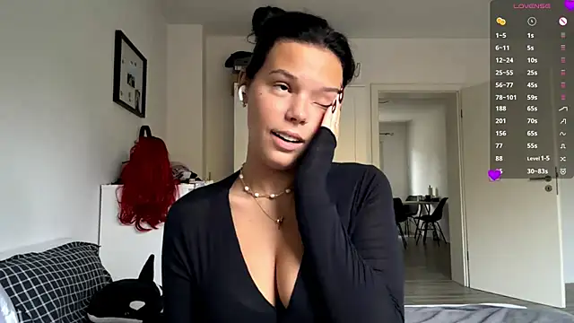 Snapshot of MaydaCornwall chatting on October 2025 07:08:01 AM MaydaCornwall online show from October 2025 07:08:01 AM