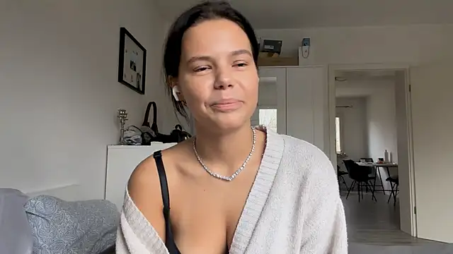 Snapshot of MaydaCornwall chatting on December 2025 08:00:02 AM MaydaCornwall online show from December 2025 08:00:02 AM