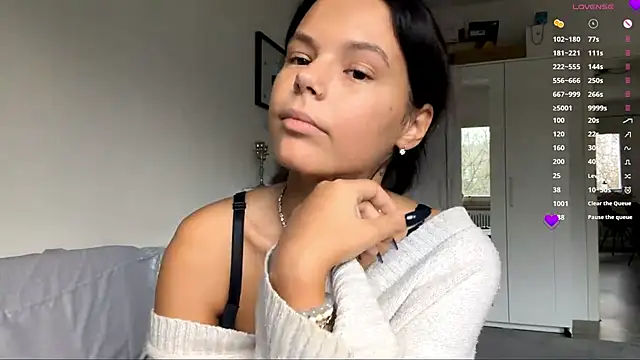 Snapshot of MaydaCornwall chatting on December 2025 08:01:02 AM MaydaCornwall online show from December 2025 08:01:02 AM