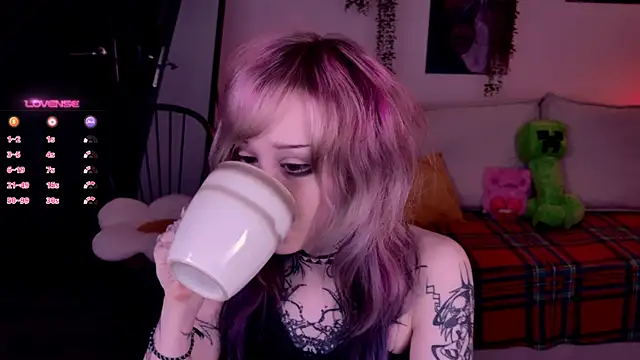 Lollyshy online show from November 2025 10:15:01 AM