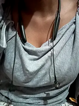 kaviyaponnu0987 online show from April 2026 09:01:02 PM