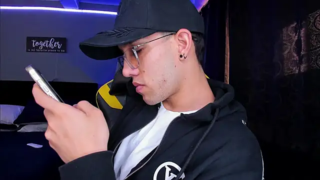 alexgiraldo   online show from October 2025 04:20:02 PM