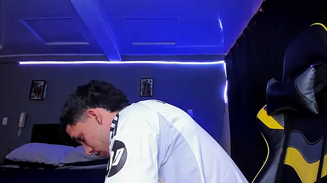 alexgiraldo   online show from November 2025 03:55:01 PM