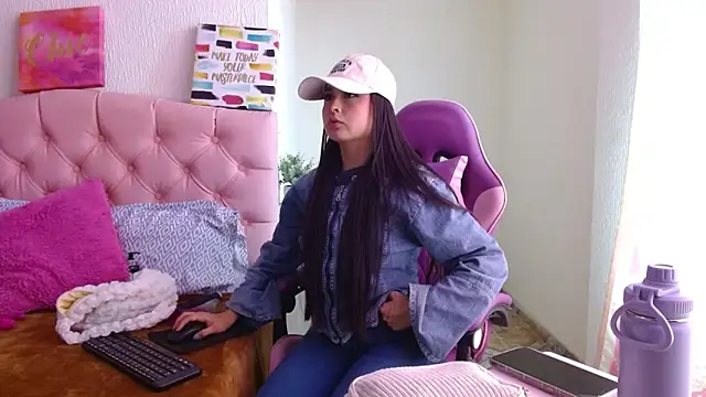 Snapshot of Emma-Flowers chatting on September 2025 06:57:02 PM Emma-Flowers online show from September 2025 06:57:02 PM