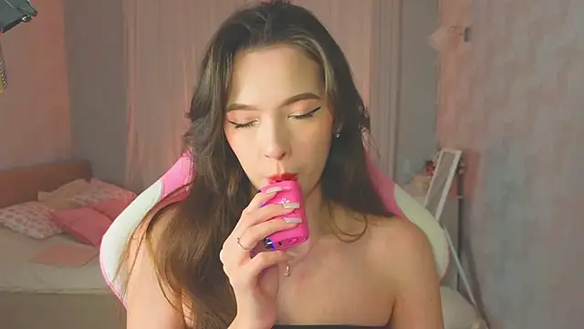 Snapshot of yuna_sunshy chatting on October 2025 11:43:01 PM yuna sunshy online show from October 2025 11:43:01 PM